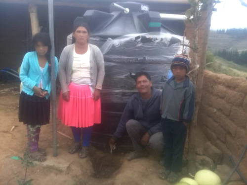 Die Quelle der Gemeinde versiegte vermutlich aufgrund eines Erdbebens. Neun Familien fassen nun das Dachwasser in Tanks.