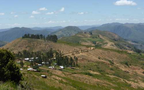 Vorne links liegt Uychama alta, am nächsten Hügel die verstreuten Häuser von Uychama Centro.