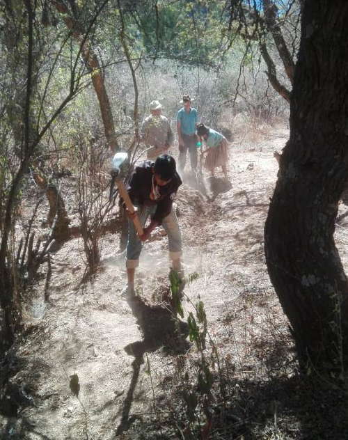 Bau der Wasserleitung in Khurumayu.