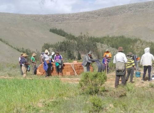 Bauarbeiten am Reservoir, das zwei Tanks zu je 3'500 l Wasser schützt. Von hier führen die Rohre in drei Richtungen zu den Nutzniessern.